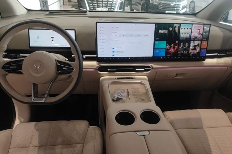 Used VOYAH Dream 2025 PHEV Four-Wheel Drive Prestige Kunpeng Edition Audio And AC Panel