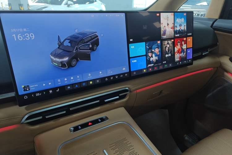 Used VOYAH Dream 2025 PHEV Four-Wheel-Drive Flagship Kunpeng Edition Audio And AC Panel