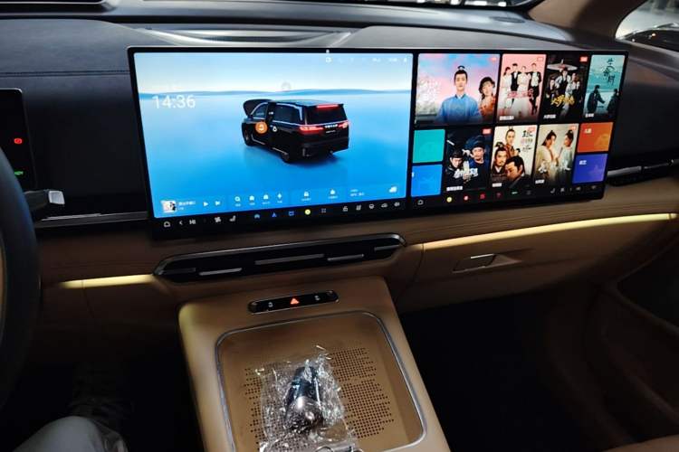 Used VOYAH Dream 2025 PHEV Four-Wheel-Drive Flagship Kunpeng Edition Audio And AC Panel