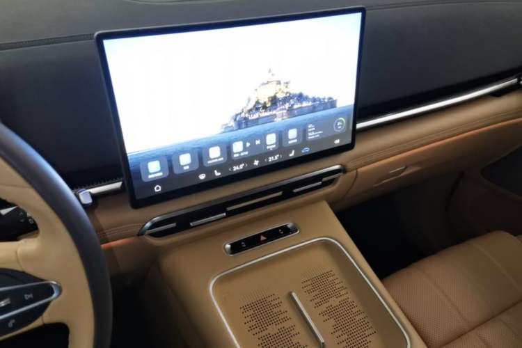 Used VOYAH Dream 2025 PHEV Four-Wheel Drive Prestige Qiankun Edition Audio And AC Panel