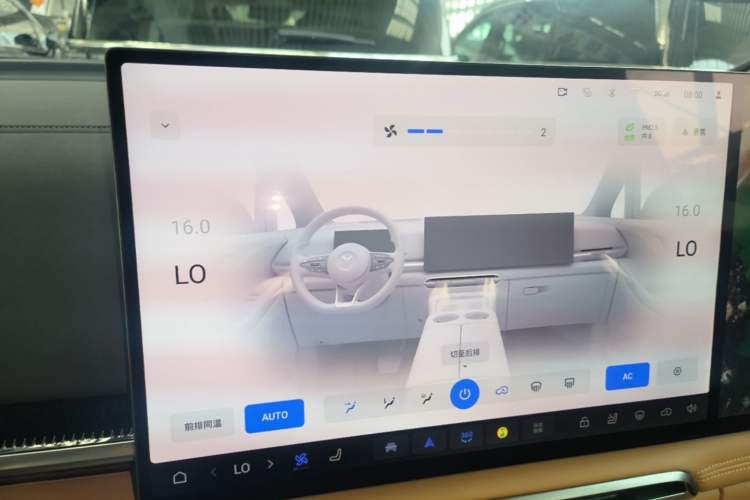 Used VOYAH Dream 2025 PHEV Four-Wheel-Drive Flagship Kunpeng Edition Audio And AC Panel