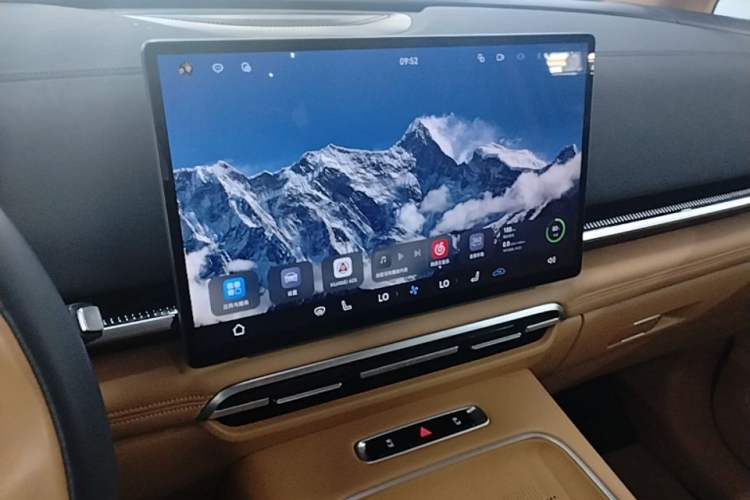 Used VOYAH Dream 2025 PHEV Four-Wheel Drive Prestige Qiankun Edition Audio And AC Panel