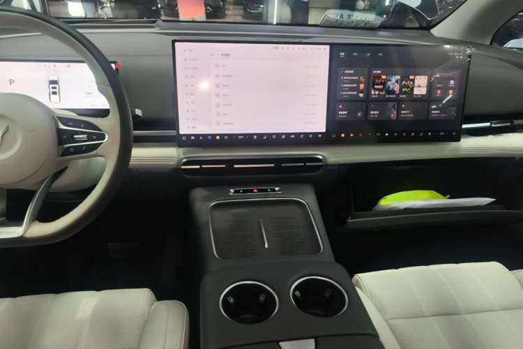 Used VOYAH Dream 2025 PHEV Four-Wheel Drive Prestige Kunpeng Edition Audio And AC Panel