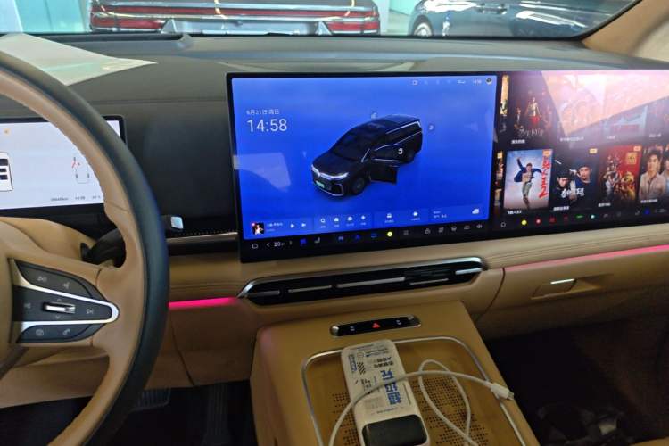 Used VOYAH Dream 2025 PHEV Four-Wheel-Drive Flagship Kunpeng Edition Audio And AC Panel