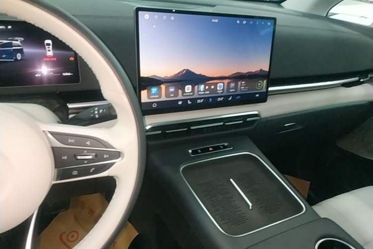 Used VOYAH Dream 2025 PHEV Four-Wheel-Drive Flagship Version – Qiankun Edition Audio And AC Panel