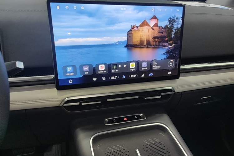 Used VOYAH Dream 2025 PHEV Four-Wheel Drive Excellence Qiankun Edition Audio And AC Panel