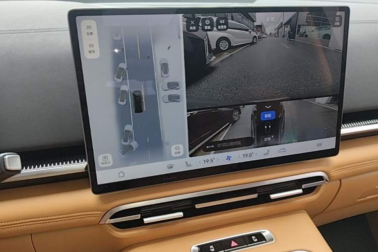 Used VOYAH Dream 2025 PHEV Four-Wheel Drive Prestige Qiankun Edition Audio And AC Panel