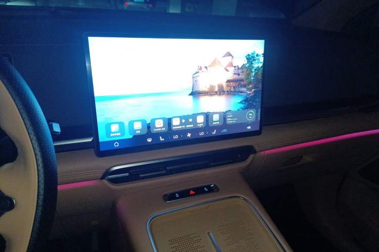 Used VOYAH Dream 2025 PHEV Four-Wheel Drive Prestige Kunpeng Edition Audio And AC Panel