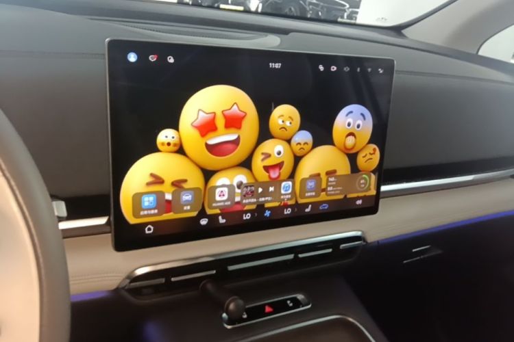 Used VOYAH Dream 2025 EV Four-Wheel-Drive Flagship Qiankun Version Audio And AC Panel