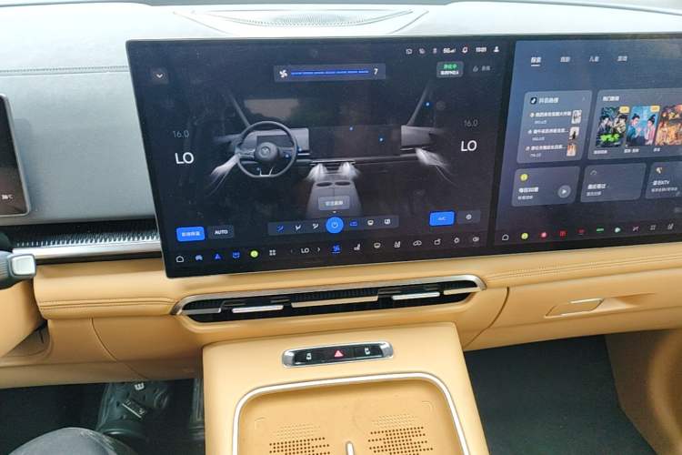 Used VOYAH Dream 2025 PHEV Four-Wheel-Drive Flagship Kunpeng Edition Audio And AC Panel