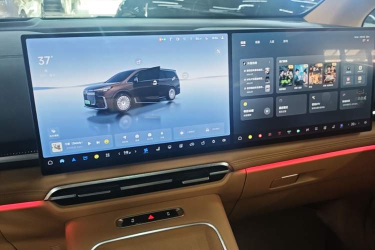 Used VOYAH Dream 2025 PHEV Four-Wheel-Drive Flagship Kunpeng Edition Audio And AC Panel