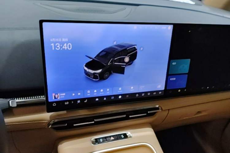 Used VOYAH Dream 2025 PHEV Four-Wheel-Drive Flagship Kunpeng Edition Audio And AC Panel
