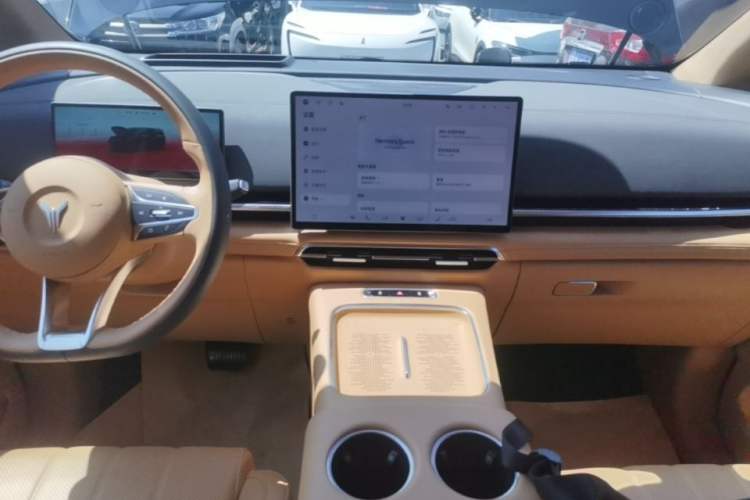 Used VOYAH Dream 2025 PHEV Four-Wheel Drive Prestige Qiankun Edition Audio And AC Panel