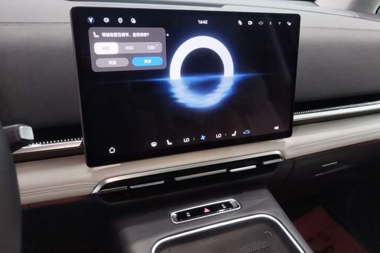 Used VOYAH Dream 2025 PHEV Four-Wheel Drive Prestige Qiankun Edition Audio And AC Panel