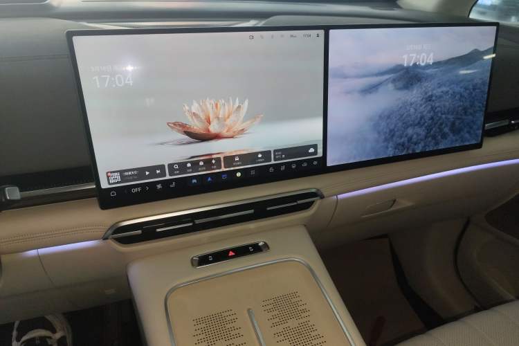 Used VOYAH Dream 2025 PHEV Four-Wheel-Drive Flagship Kunpeng Edition Audio And AC Panel