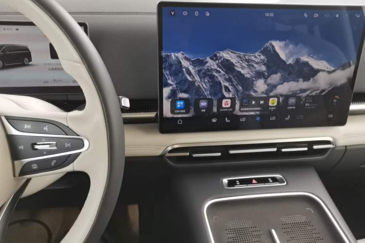 Used VOYAH Dream 2025 PHEV Four-Wheel Drive Prestige Qiankun Edition Audio And AC Panel