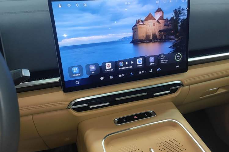 Used VOYAH Dream 2025 PHEV Four-Wheel Drive Excellence Qiankun Edition Audio And AC Panel