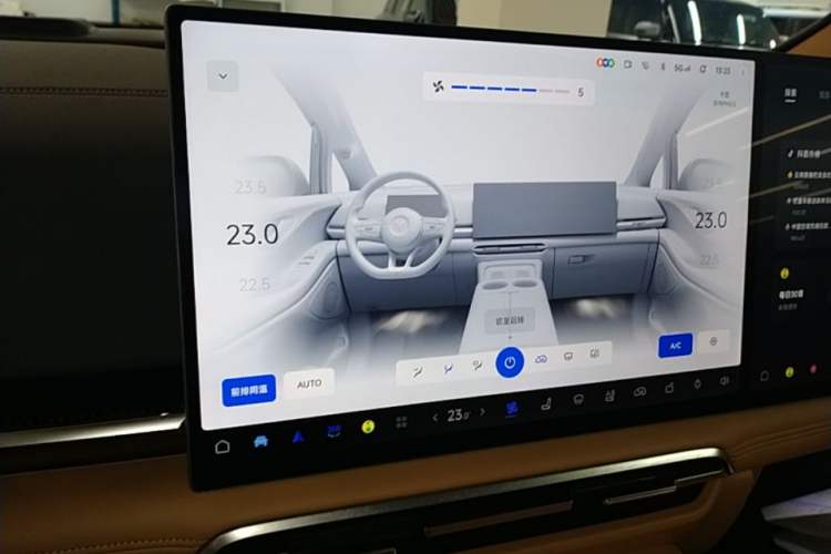 Used VOYAH Dream 2025 PHEV Four-Wheel Drive Prestige Kunpeng Edition Audio And AC Panel