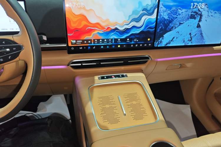 Used VOYAH Dream 2025 PHEV Four-Wheel Drive Prestige Kunpeng Edition Audio And AC Panel