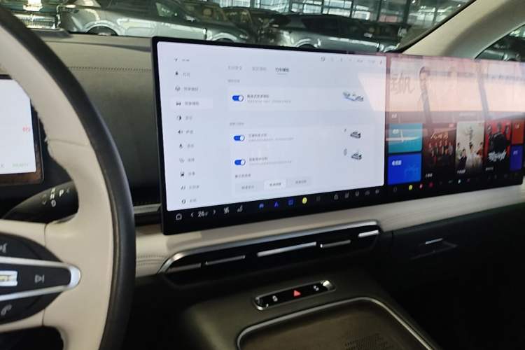 Used VOYAH Dream 2025 PHEV Four-Wheel-Drive Flagship Kunpeng Edition Audio And AC Panel