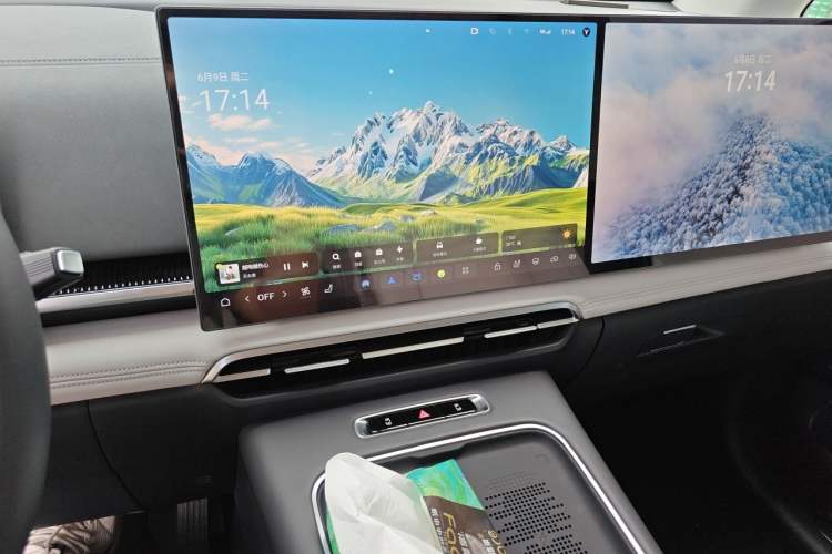 Used VOYAH Dream 2025 PHEV Four-Wheel Drive Prestige Kunpeng Edition Audio And AC Panel