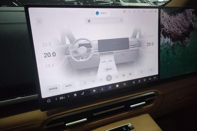 Used VOYAH Dream 2025 PHEV Four-Wheel Drive Excellence Kunpeng Edition Audio And AC Panel