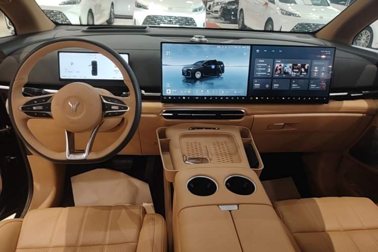 Used VOYAH Dream 2025 PHEV Four-Wheel Drive Prestige Kunpeng Edition Audio And AC Panel