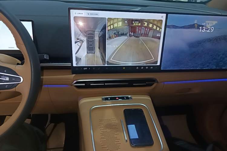 Used VOYAH Dream 2025 PHEV Four-Wheel Drive Prestige Kunpeng Edition Audio And AC Panel