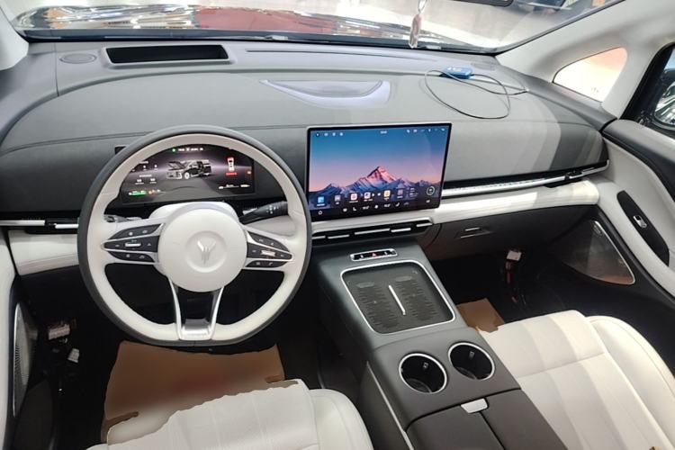 Used VOYAH Dream 2025 PHEV Four-Wheel Drive Prestige Qiankun Edition Center Console