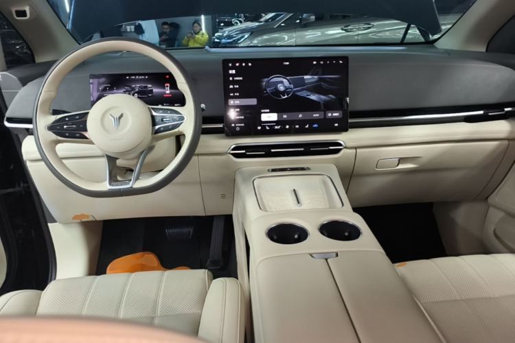 Used VOYAH Dream 2025 PHEV Four-Wheel Drive Excellence Qiankun Edition Center Console