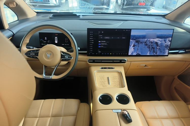 Used VOYAH Dream 2025 PHEV Four-Wheel-Drive Flagship Kunpeng Edition Center Console
