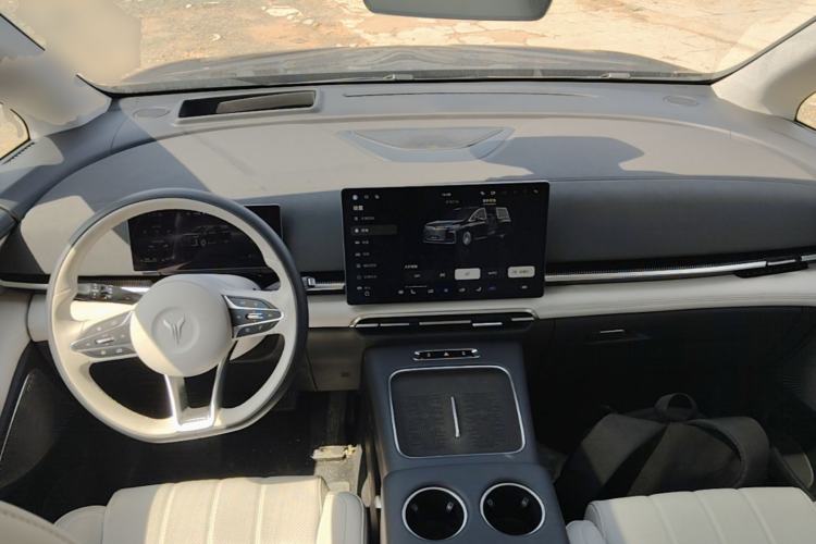 Used VOYAH Dream 2025 PHEV Four-Wheel Drive Prestige Qiankun Edition Center Console