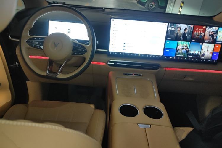 Used VOYAH Dream 2025 PHEV Four-Wheel-Drive Flagship Kunpeng Edition Center Console