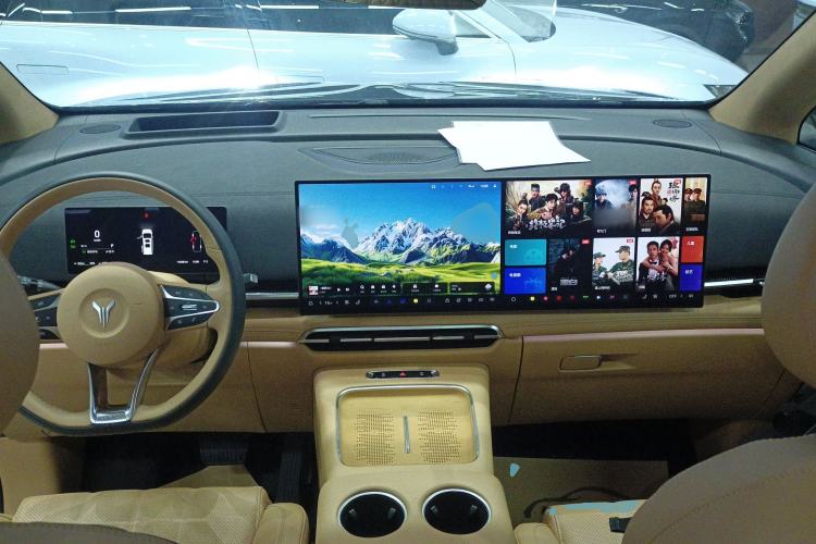 Used VOYAH Dream 2025 PHEV Four-Wheel-Drive Flagship Kunpeng Edition Center Console