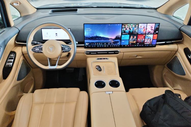 Used VOYAH Dream 2025 PHEV Four-Wheel-Drive Flagship Kunpeng Edition Center Console
