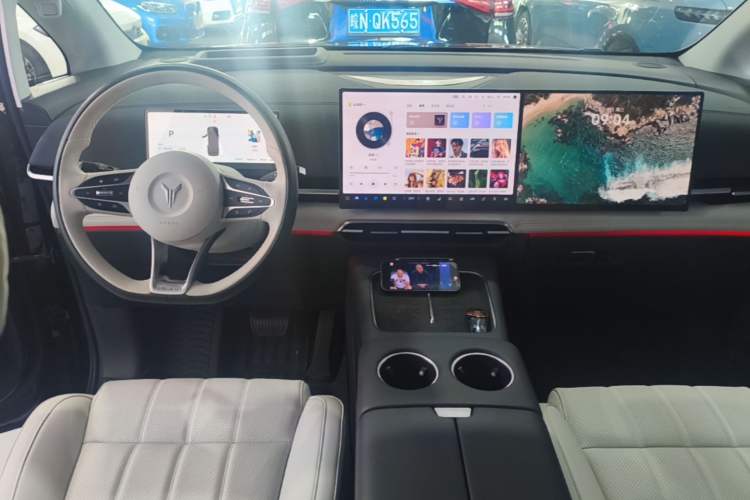 Used VOYAH Dream 2025 PHEV Four-Wheel Drive Prestige Kunpeng Edition Center Console