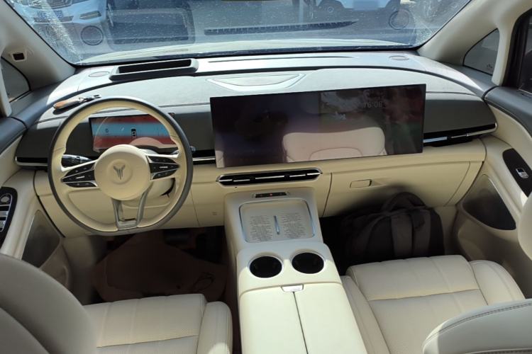 Used VOYAH Dream 2025 PHEV Four-Wheel Drive Prestige Kunpeng Edition Center Console