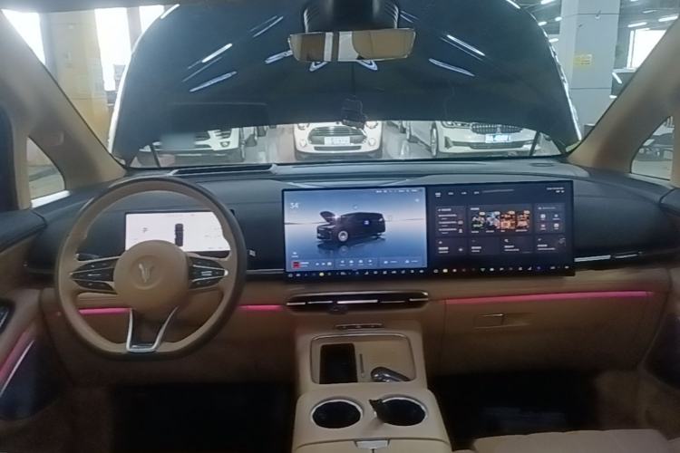 Used VOYAH Dream 2025 PHEV Four-Wheel Drive Prestige Kunpeng Edition Center Console
