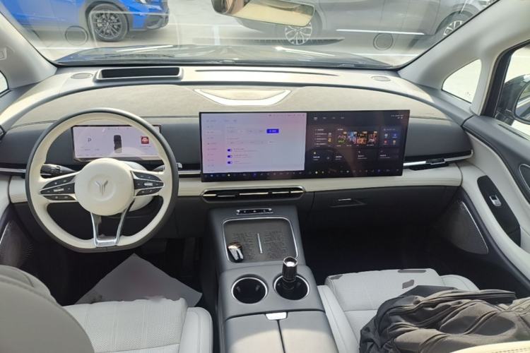 Used VOYAH Dream 2025 PHEV Four-Wheel Drive Prestige Kunpeng Edition Center Console