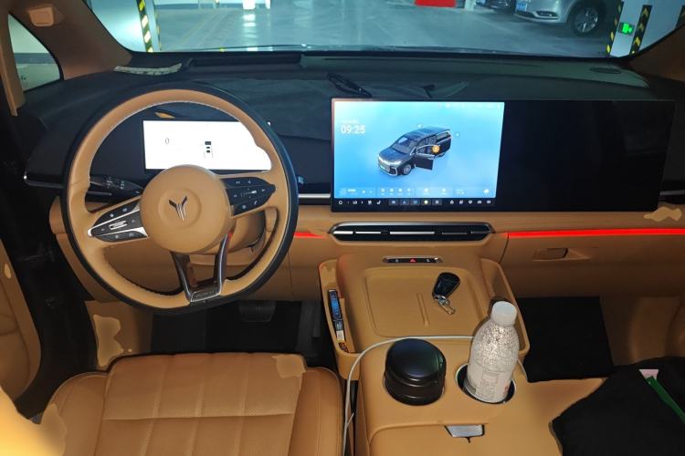 Used VOYAH Dream 2025 PHEV Four-Wheel Drive Prestige Kunpeng Edition Center Console