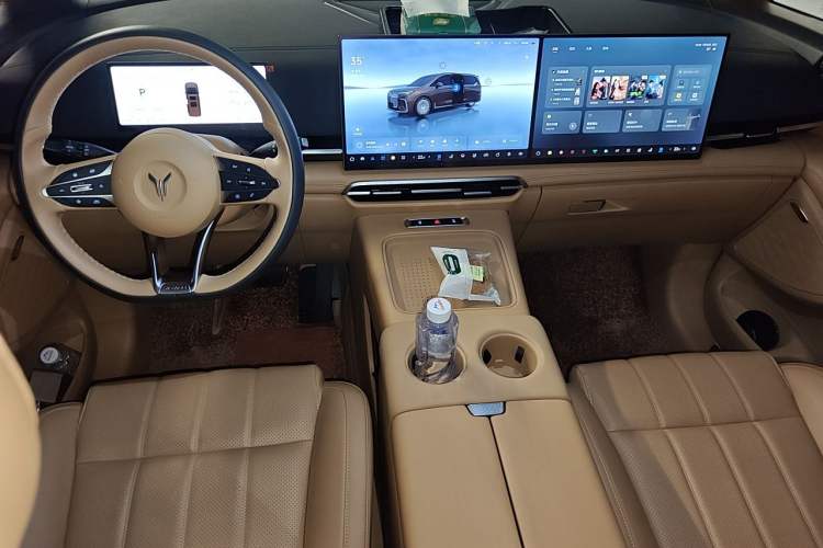 Used VOYAH Dream 2025 PHEV Four-Wheel Drive Excellence Kunpeng Edition Center Console