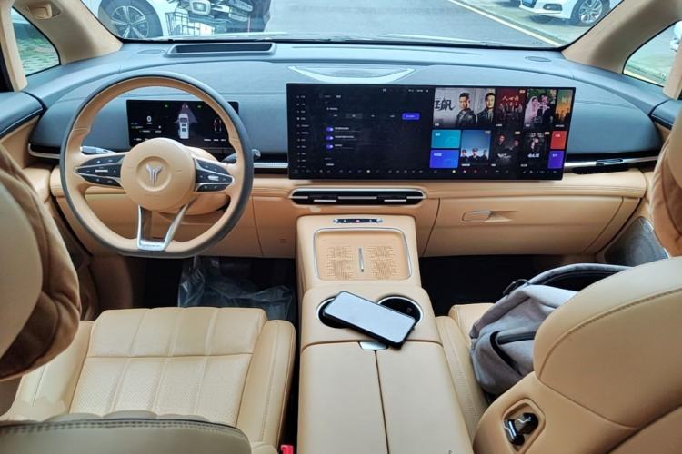 Used VOYAH Dream 2025 PHEV Four-Wheel-Drive Flagship Kunpeng Edition Center Console