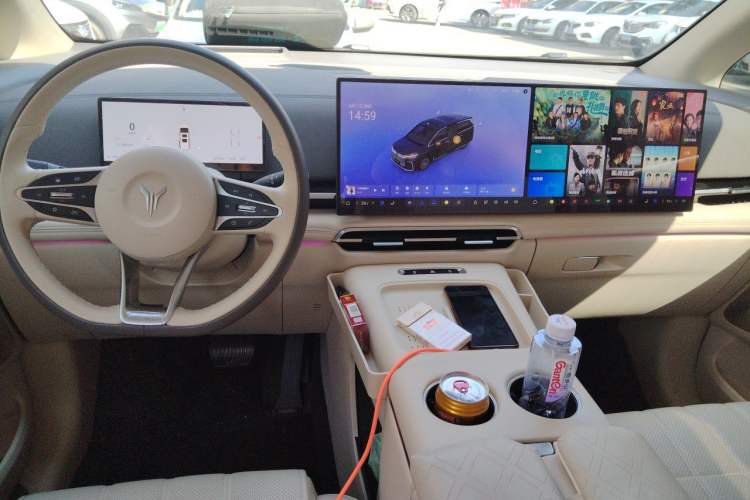 Used VOYAH Dream 2025 PHEV Four-Wheel Drive Prestige Kunpeng Edition Center Console