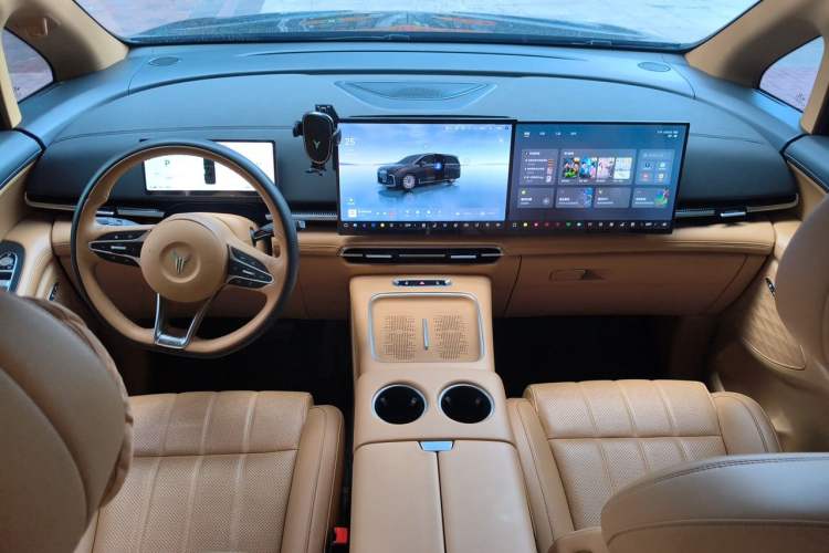 Used VOYAH Dream 2025 EV Four-Wheel Drive Excellence Kunpeng Edition Center Console
