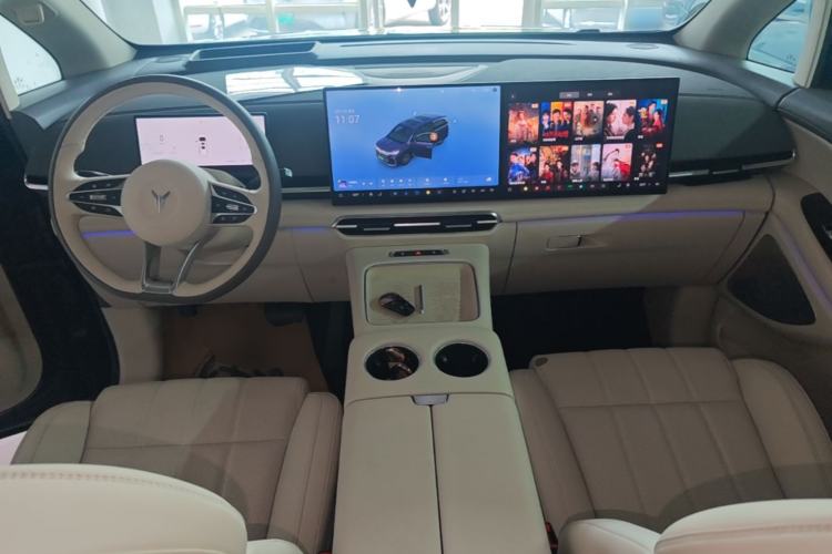 Used VOYAH Dream 2025 PHEV Four-Wheel Drive Prestige Kunpeng Edition Center Console