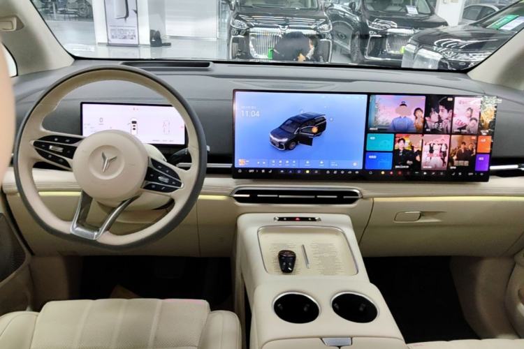 Used VOYAH Dream 2025 PHEV Four-Wheel-Drive Flagship Kunpeng Edition Center Console