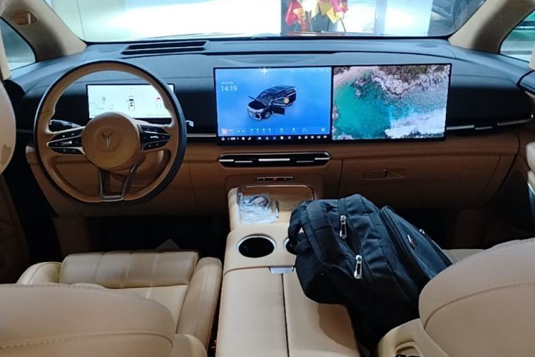 Used VOYAH Dream 2025 PHEV Four-Wheel-Drive Flagship Kunpeng Edition Center Console