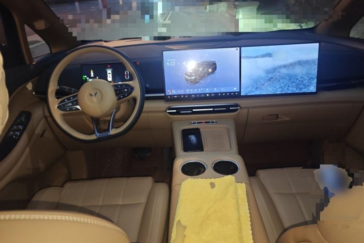 Used VOYAH Dream 2025 PHEV Four-Wheel Drive Excellence Kunpeng Edition Center Console