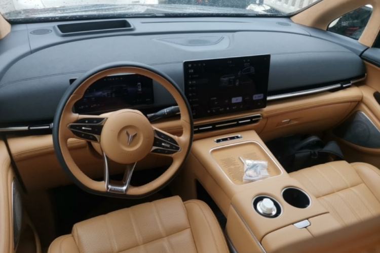 Used VOYAH Dream 2025 PHEV Four-Wheel Drive Prestige Qiankun Edition Center Console