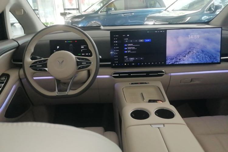 Used VOYAH Dream 2025 PHEV Four-Wheel-Drive Flagship Kunpeng Edition Center Console